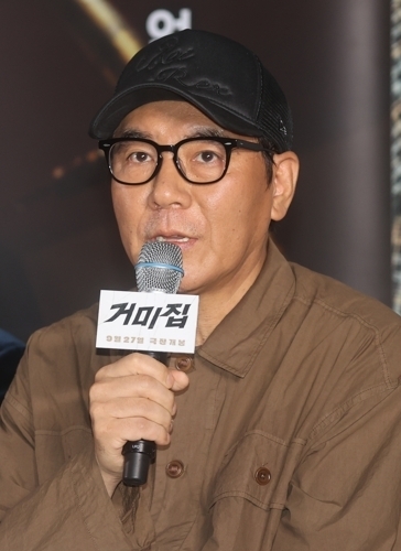 영화 ‘거미집’을 연출한 김지운 감독이 14일 기자 간담회에서 영화 연출에 대해 이야기하고 있다. 연합뉴스