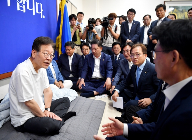 박광온 원내대표와 의원들 만난 이재명