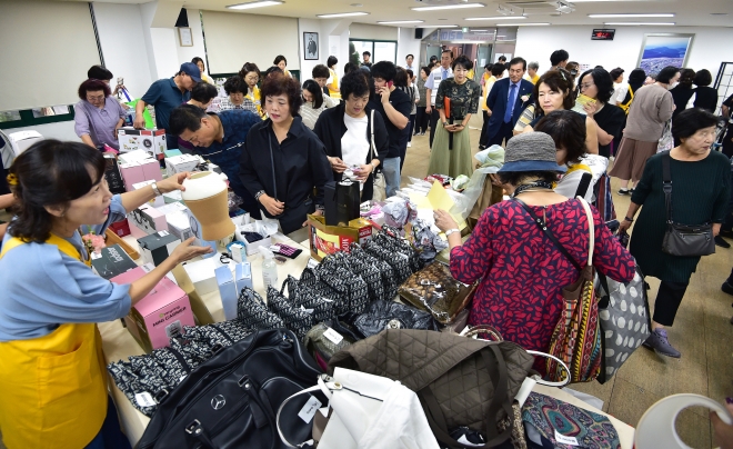 이웃 돕고 싸게 사고… ‘적십자 바자’ 오세요