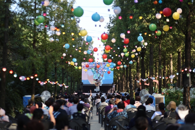 상사화 축제 ‘난지별곡, 사랑하기 딱 좋은 날’에 참여한 주민들이 천 개의 상사화를 뜻하는 천상 점등식을 구경하고 있다.  마포구 제공