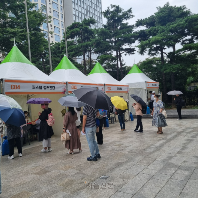 지난 13일 서울 광진구 광진문화예술회관에서 열린 ‘광진구 일자리박람회’에서 구직자들이 행사에 참여하고 있다.