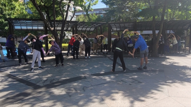 서울 중랑구가 운영하는 ‘어르신 바르게 걷기 프로그램’에 참가한 어르신들이 본격적인 걷기에 앞서 준비 운동을 하고 있다. 중랑구 제공