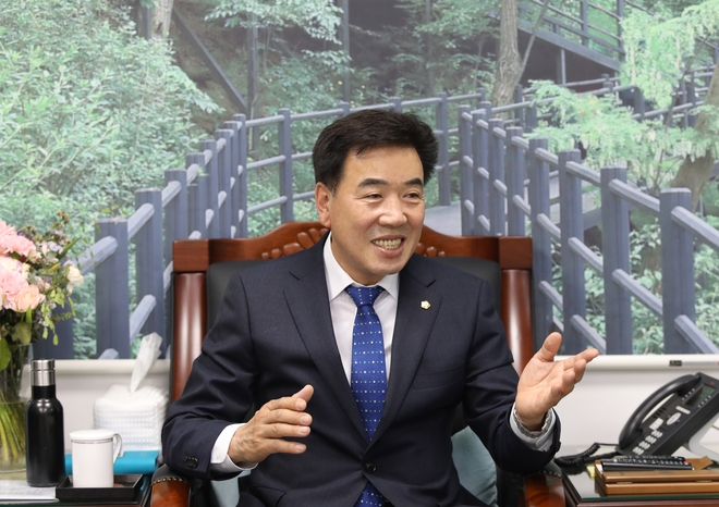 이동화 서울 서대문구의회 의장이 지난 13일 의장실에서 자신의 의정 철학에 대해 이야기하고 있다. 서대문구의회 제공