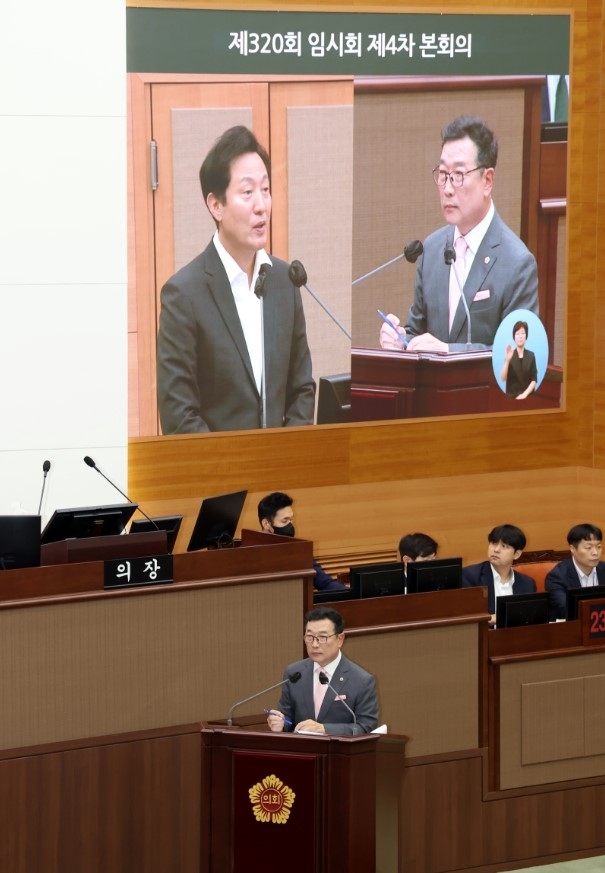 제320회 제4차 본회의 시정질문에서 오세훈 시장에게 질의하는 유만희 의원