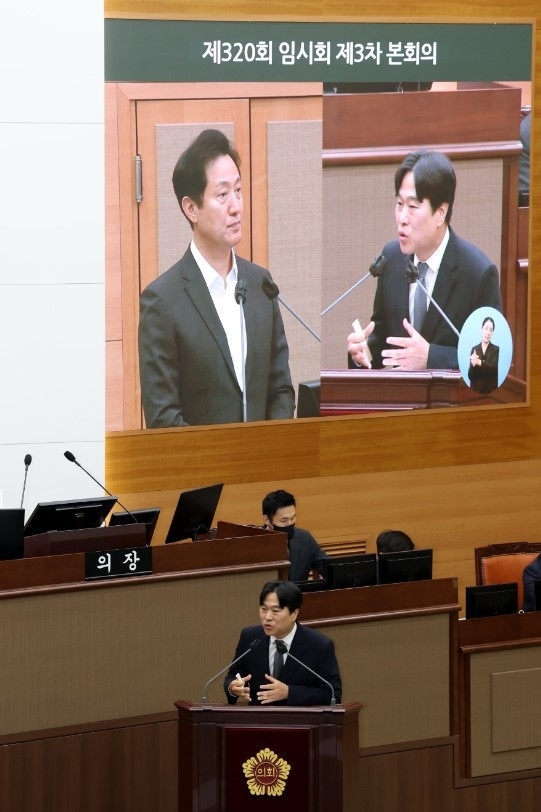 지난달 30일 열린 제320회 임시회 시정질문에서 오세훈 시장에게 질의하는 이종배 의원