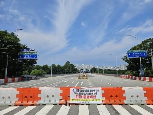 주요 부재에 발생한 심각한 결함이 확인돼  전면 철거후 재시공하는 성남시 탄천 수내교. 성남시 제공