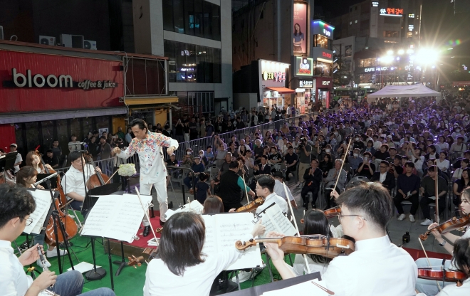 14일 열린 신촌글로벌대학문화축제 전야제에서 오케스트라 심포니 송이 연주를 하고 있다. 서대문구 제공