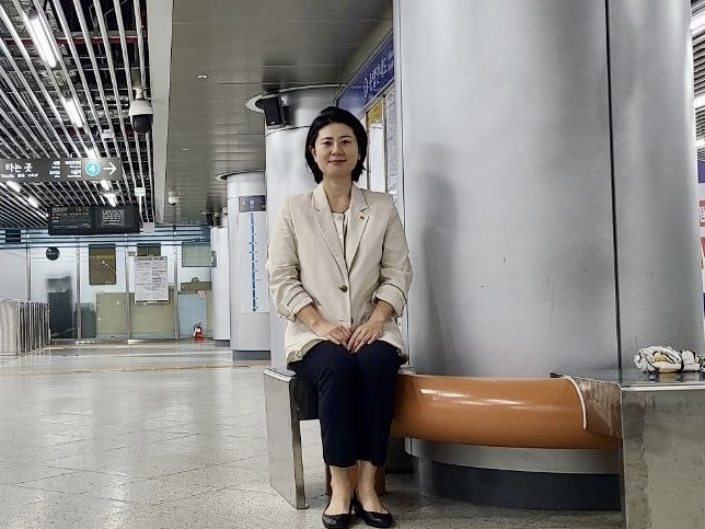 미아역을 방문해 대합실·승강장 승객의자 보완사업에 점검을 실시한 박수빈 의원