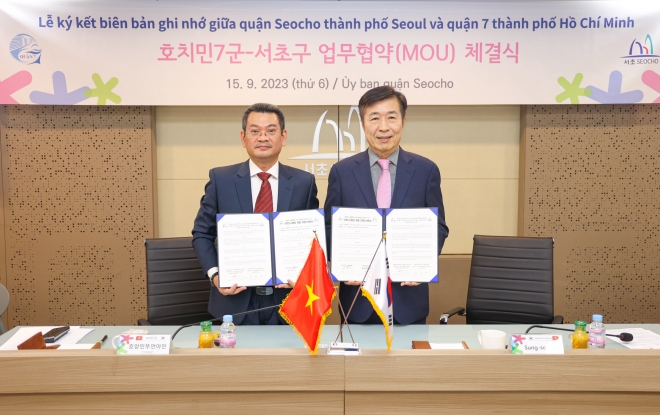 15일 서울시 서초구청 대회의실에서 서초구와 호치민시 7군과 업무협약식을 맺고, 전성수(오른쪽) 서초구청장과 호앙민 뚜언 아인 호치민7군 인민위원장이 기념 촬영을 하고 있다. 서초구 제공