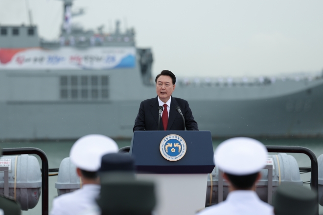 윤석열 대통령이 15일 인천항 수로에서 열린 제73주년 인천상륙작전 전승행사에서 해군 상륙함 노적봉함에 탑승해 기념사를 하고 있다. 2023.9.15 대통령실 제공