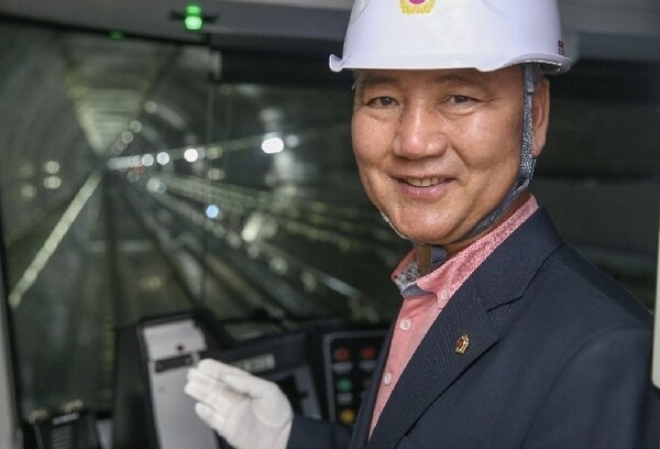 제320회 임시회 기간 중인 지난 6일 내년 6월 개통 예정인 별내선(8호선 연장) 건설공사의 공구별 진행 상황을 확인, 신규 전동차 시운전의 안전 점검을 위해 공사 현장을 방문한 이병윤 의원