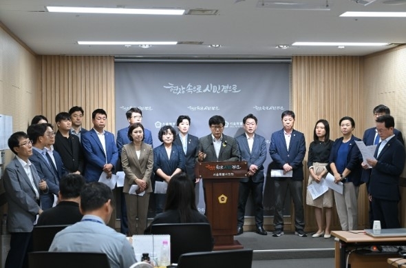 15일 의원회관 기자실에서 긴급 기자회견을 열고 향후 서울시의회 의사일정에 대한 보이콧을 선언한 서울시의회 더불어민주당(대표의원 송재혁)