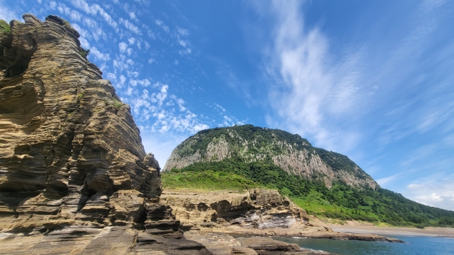 안덕면 사계리 용머리해안에서 바라본 산방산. 제주 강동삼 기자