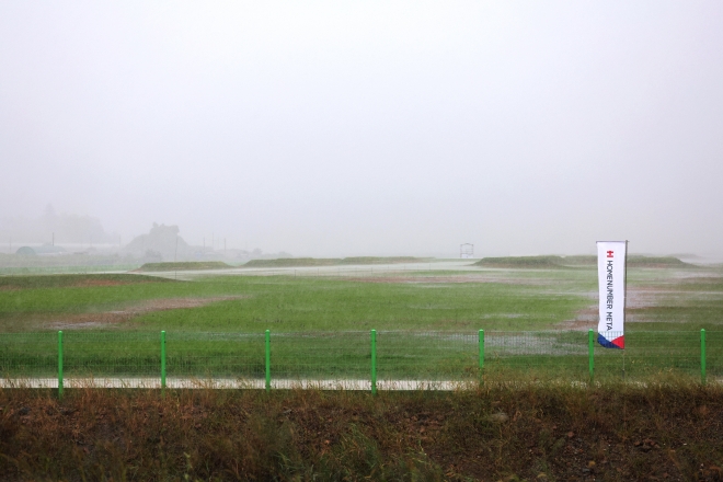 16일 폭우로 코스 이곳 저곳 고여 있는 전남 영암 코스모스 링스. 이날 하루 미뤄져 열린 2023 비즈플레이 전자신문 오픈 2라운드가 폭우로 또 순연됐다. KPGA 제공