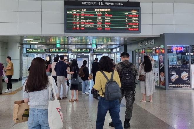 철도노조 파업 사흘째인 16일 오전 대전역에 설치된 전광판에 일부 열차 운행 취소를 알리는 공지가 나오고 있다.