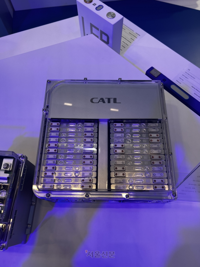 중국 닝더스다이(CATL)가 최근 독일 뮌헨에서 열린 ‘IAA 모빌리티 2023’에서 전시한 전기차용 배터리 모듈. CATL의 작은 리튬인산철(LFP) 배터리 셀로 구성된 모듈 3~4개 정도가 전기차에 탑재된다. 오경진 기자