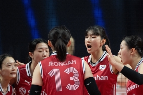 한국 여자배구 대표팀이 선수들이 18일(한국시간) 폴란드 우치에서 열린 대회 예선 C조 두 번째 경기에서 폴란드를 상대로 점수를 따낸 뒤 기뻐하고 있다. EPA 연합뉴스