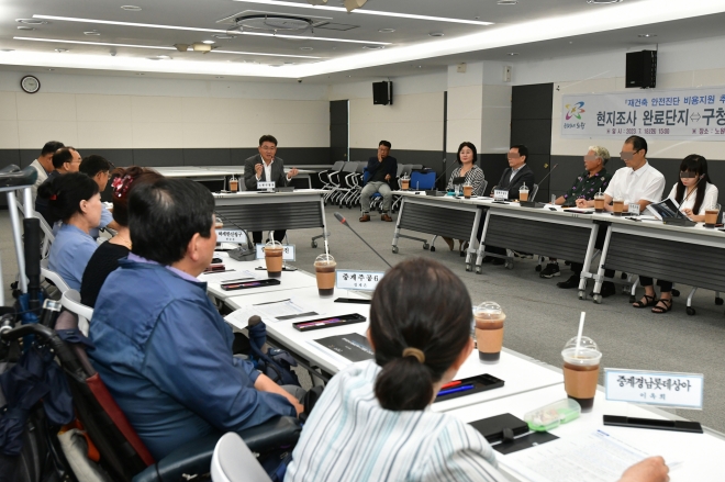 오승록(가운데) 서울 노원구청장이 지난 7월 재건축 안전진단 비용 지원과 관련해 재건축 추진 아파트 단지 관계자들과 의견을 나누고 있다. 노원구 제공