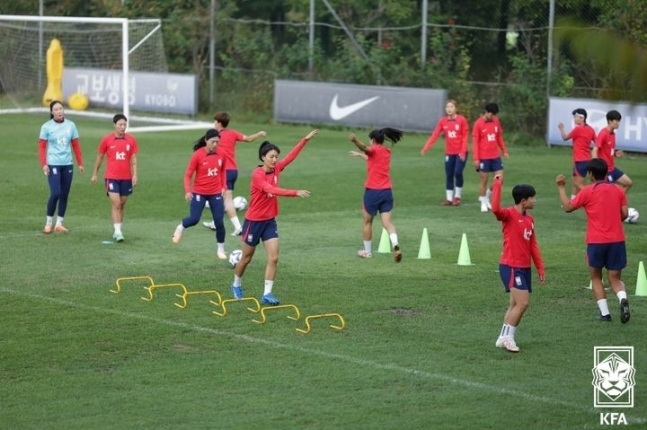 항저우 아시안게임을 준비하는 여자 축구 대표팀 선수들이 18일 경기 파주 NFC에서 몸을 풀고 있다. 대한축구협회 제공