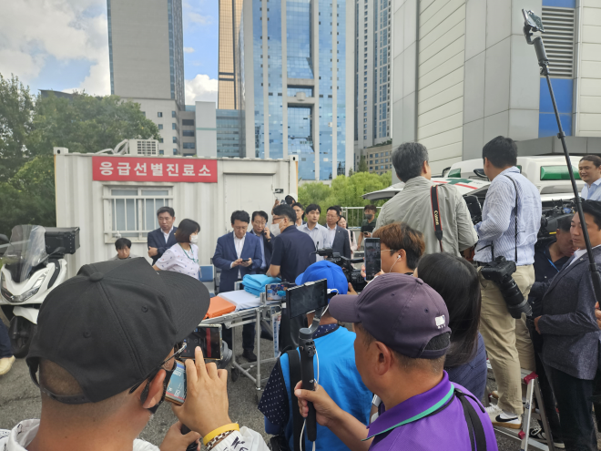 이재명 더불어민주당 대표가 18일 서울 중랑구에 위치한 녹색병원으로 이송됐다. 김주환 기자