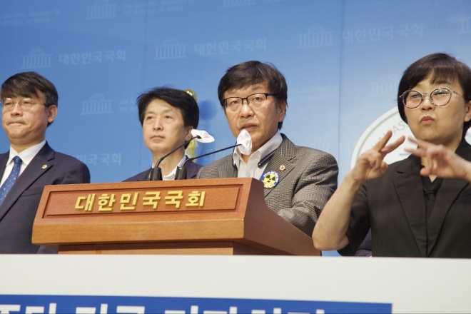 18일 오전 9시 국회 소통관에서 긴급 기자회견을 열고, 지난 15일 있었던 더불어민주당의 서울시의회 의사일정 전면거부와 예결위 파행에 대한 입장을 밝힌 서울시의회 더불어민주당(대표의원 송재혁)