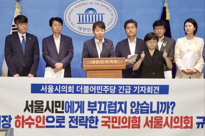 18일 오전 9시 국회 소통관에서 긴급 기자회견을 열고, 지난 15일 있었던 더불어민주당의 서울시의회 의사일정 전면거부와 예결위 파행에 대한 입장을 밝힌 서울시의회 더불어민주당(대표의원 송재혁)