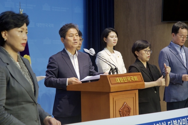 18일 오전 9시 국회 소통관에서 긴급 기자회견을 열고, 지난 15일 있었던 더불어민주당의 서울시의회 의사일정 전면거부와 예결위 파행에 대한 입장을 밝힌 서울시의회 더불어민주당(대표의원 송재혁)