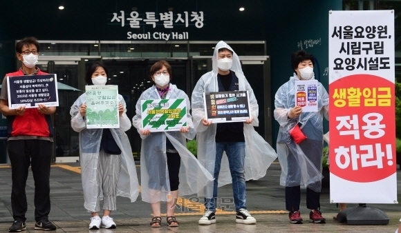 3일 서울시청 앞에서 열린 서울시 생활임금 노동자 증언대회에서 민주노총 서비스연맹 전국돌봄서비스노동조합 서울지부 회원들이 생활임금 인상을 요구하는 내용의 구호를 외치고 있다. 2022. 8. 3 정연호 기자