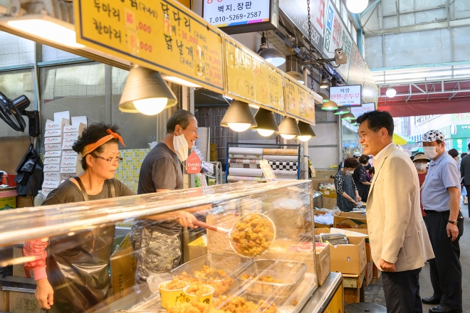 이기재 서울 양천구청장이 지난해 추석 전통시장을 찾아 상인들과 대화하고 있다. 2023.9.19 양천구 제공