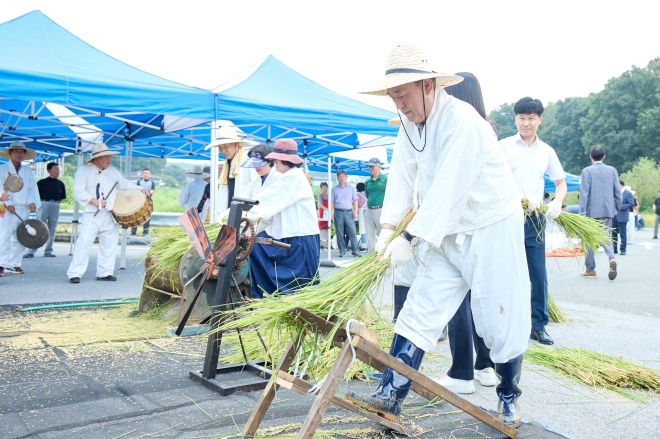 이충우 여주시장이 18일 탄화미 등 유적이 발굴된 점동면 흔암리마을에서 도시소비자들을  초청하여 여주 대표 벼 품종인 ‘진상미‘ 수확 행사를 하고 있다. 여주시 제공