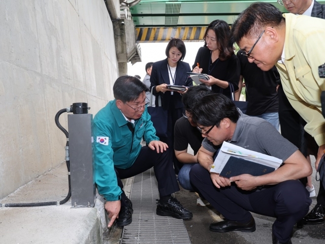 박강수(왼쪽) 서울 마포구청장이 월드컵천(불광천) 지하차도에 설치된 수위계를 확인하고 있다. 2023.9.19 마포구 제공