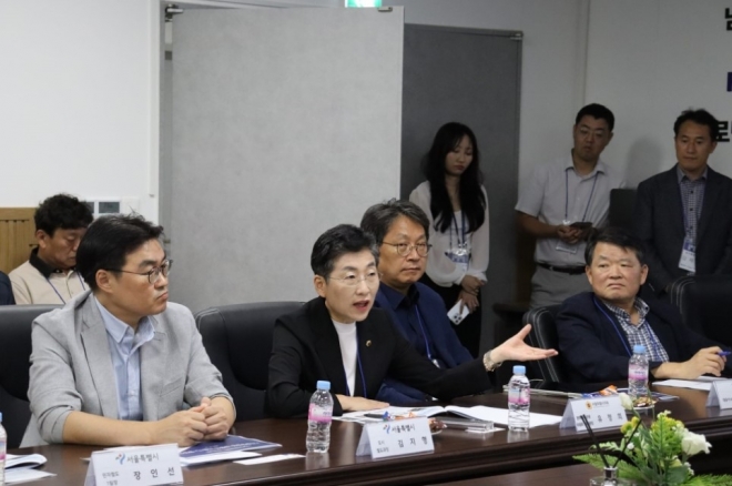 지난 14일 경전철 신림선 종합관제동 2층 회의실에서 진행된 ‘안심하고 타는 우리동네 경전철’ 조성을 위한 ‘자율방범대-신림선-서울시’ 협업체 발대식에 참석한 유정희 의원