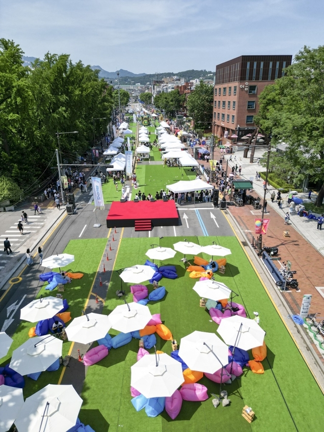 지난 6월 서울 종로구에서 열린 ‘대학로 차 없는 거리’ 행사의 모습. 종로구 제공
