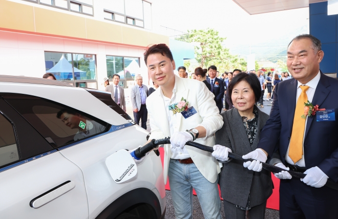 오언석(왼쪽) 서울 도봉구청장이 도봉수소충전소에서 수소차를 직접 충전하고 있다. 도봉구 제공