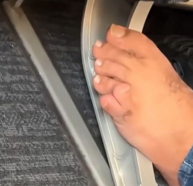 비행기에서 양말을 벗고 맨발로 승객들에게 불편함을 준 ‘민폐 남성’이 논란이다. 더 미러 캡처