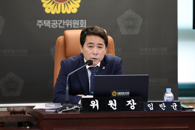 지난 18일 제2차 회의를 개최해 서울시 관계부서별로 업무보고를 받고 주요 현안에 대해 질의·응답하는 시간을 가진 서울시의회 부동산 대책 및 주거복지 특별위원회(위원장 임만균)