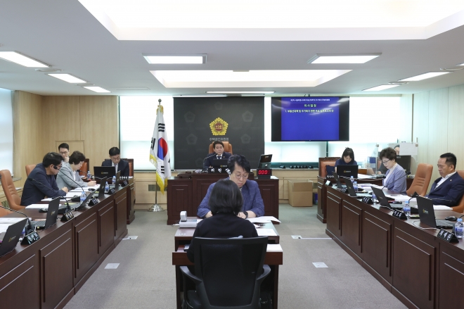 지난 18일 제2차 회의를 개최해 서울시 관계부서별로 업무보고를 받고 주요 현안에 대해 질의·응답하는 시간을 가진 서울시의회 부동산 대책 및 주거복지 특별위원회(위원장 임만균)