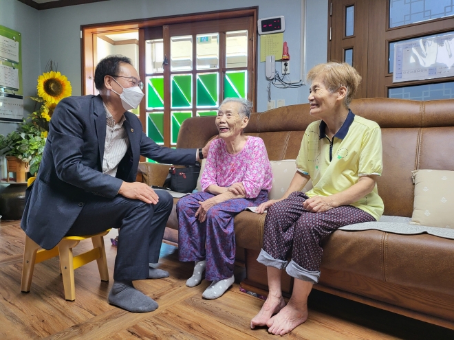 최병준 의원은 의회사무처 직원들과 함께 19일 민족의 고유 명절인 추석을 앞두고 경주 안강사랑요양원 등 3곳을 방문해 도의회에서 준비한 위문품을 전달하고 관계자들을 격려했다. 경북도의회 제공