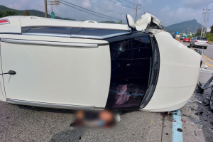 순찰중이던 경찰관, 시민들과 ‘뒤집힌 차량’ 운전자 구조