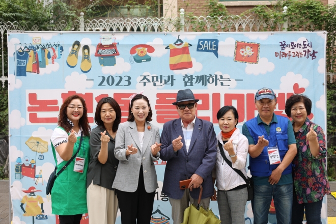 지난 15일 강남구 논현초등학교 일대에서 열린 플리마켓에 참석한 이새날 의원(왼쪽에서 세 번째)