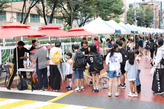 지난 15일 강남구 논현초등학교 일대에서 열린 플리마켓