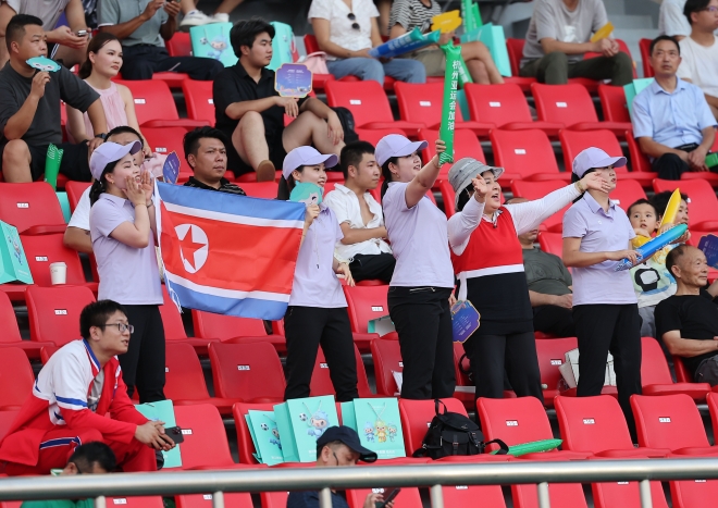 인공기 들고 응원하는 북한 응원단