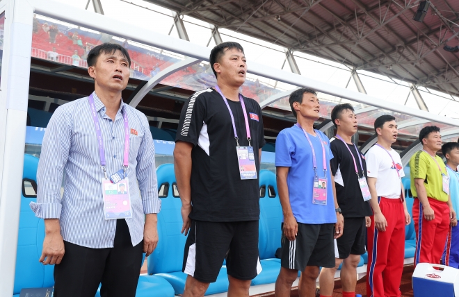 국가 부르는 북한 축구 신용남 감독