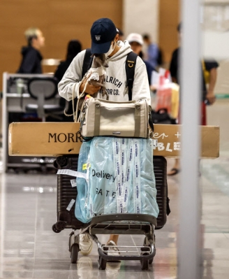 배우 송중기가 19일 인천국제공항 2터미널로 귀국하고 있다. 2023.09.19. 뉴시스