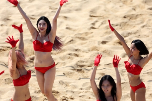 NINGBO, Sept. 19, 2023 (Xinhua) -- Beach volleyball cheerleaders perform during the men‘s beach volleyball preliminary match at the 19th Asian Games in Ningbo, east China’s Zhejiang Province, Sept. 19, 2023. 신화 연합뉴스