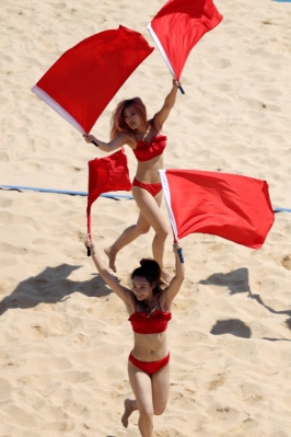 NINGBO, Sept. 19, 2023 (Xinhua) -- Beach volleyball cheerleaders perform during the men‘s beach volleyball preliminary match at the 19th Asian Games in Ningbo, east China’s Zhejiang Province, Sept. 19, 2023. 신화 뉴시스