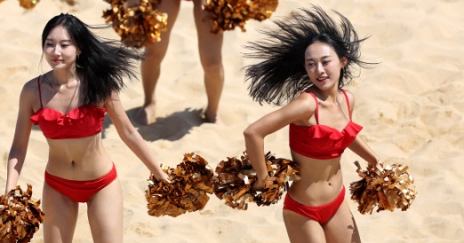 NINGBO, Sept. 19, 2023 (Xinhua) -- Beach volleyball cheerleaders perform during the men‘s beach volleyball preliminary match at the 19th Asian Games in Ningbo, east China’s Zhejiang Province, Sept. 19, 2023. 신화 뉴시스