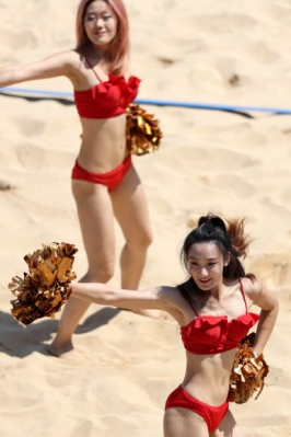 NINGBO, Sept. 19, 2023 (Xinhua) -- Beach volleyball cheerleaders perform during the men‘s beach volleyball preliminary match at the 19th Asian Games in Ningbo, east China’s Zhejiang Province, Sept. 19, 2023. 신화 뉴시스