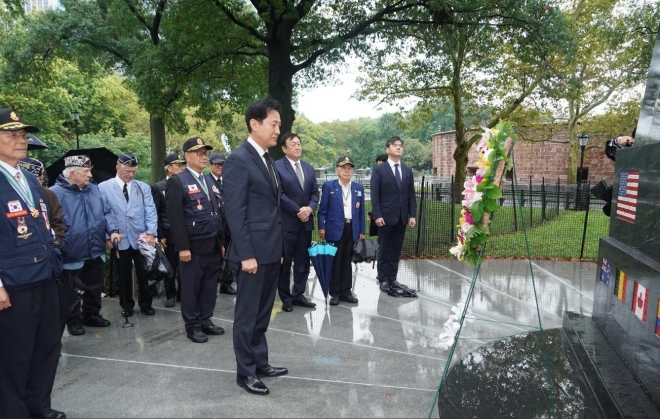 오세훈 서울시장이 18일(현지시간) 미국 뉴욕 맨해튼 배터리파크 내 한국전쟁 참전용사 기념비를 방문해 헌화한 뒤 묵념하고 있다. 서울시 제공