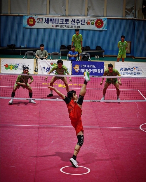 항저우아시안게임 세팍타크로 대표 임태균이 지난달 9일 강원 횡성 국민체육센터에서 열린 제34회 전국세팍타크로 선수권대회에서 서브하고 있다. 임태균 선수 제공